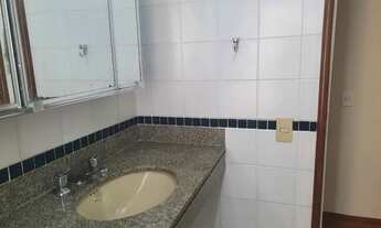 Imagem 7: Flat mobiliado com arrumação de quarto, com cozinha completa com geladeira grande. Sem bur