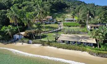 Imagem: Casa pé na areia com piscina e academia