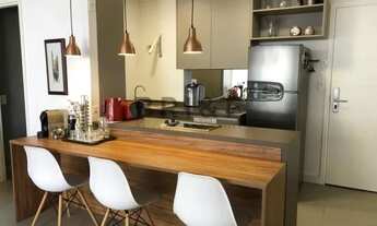 Imagem 6: Apartamento mobiliado com sala ampliada e sol de manhã ao final da tarde, 1 dorm e sala am