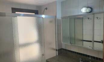 Imagem 6: Flat mobiliado com arrumação de quarto, com cozinha completa com geladeira grande. Sem bur