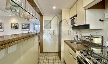 Imagem 7: Apartamento com varanda e vista lateral da Praia de Ipanema