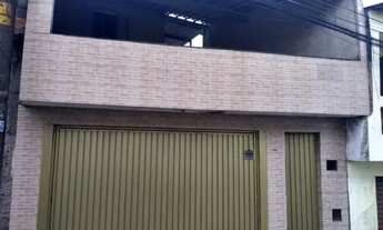 Imagem: Vende sobrado, com caso nos fundos garagem