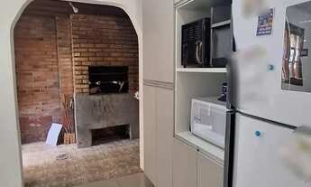 Imagem 4: Se você procura uma casa com pátio e churrasqueira para receber sua família e amigos , aqu