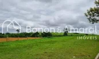 Imagem 3: Terreno Amplo com Vista Privilegiada em Condomínio de Alto Padrão