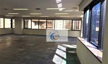 Imagem 2: Sala comercial de 240 m² com 8 vagas de garagem, 3 banheiros, 1 copa, piso elevado e ar co