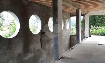 Imagem 4: Sobrado em condomínio em fase de construção, rua com cancela e guarita, subida Serra da Ca