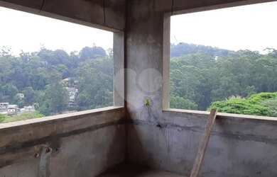 Imagem 5: Sobrado em condomínio em fase de construção, rua com cancela e guarita, subida Serra da Ca