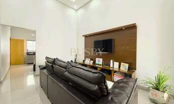 Imagem 4: Casa com planejados no Jardim Itália, pé-direito duplo e área gourmet