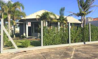 Imagem: Belíssima casa com piscina, bem localizada