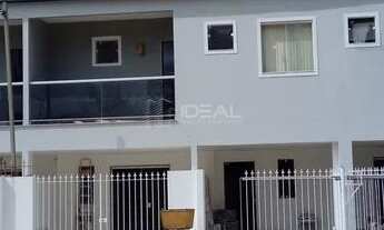 Imagem: Casa duplex com 2 quartos, 2 suítes e varanda
