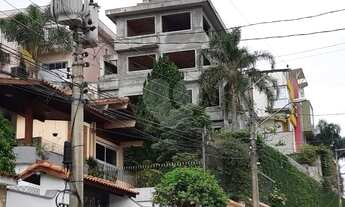 Imagem 2: Sobrado em condomínio em fase de construção, rua com cancela e guarita, subida Serra da Ca