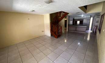 Imagem 2: Casa duplex para venda em condomínio fechado possui 222 m2 com 3 quartos em Maraponga