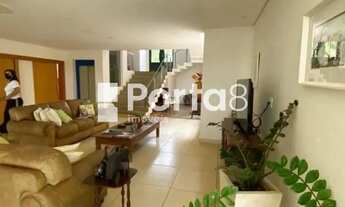 Imagem 4: Viva em Luxo e Conforto: Casa Exclusiva com Elevador Panorâmico e Piscina!