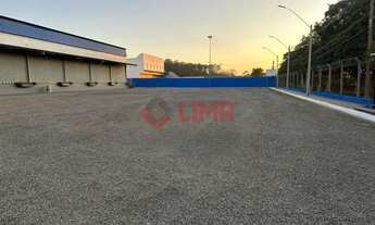 Imagem 2: Excelente galpão / Barracão Área total de 5900 M² com Doca para locação - para transportad