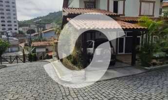 Imagem 2: Sobrado para venda possui 200 metros quadrados com 4 quartos em Santa Rosa - Niterói - RJ