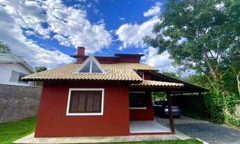 Imagem: Linda casa isolada em rua calma com trilha