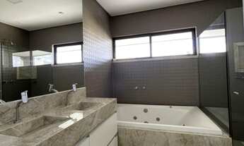 Imagem 3: Casa de condomínio para venda tem 343 metros quadrados com 4 quartos