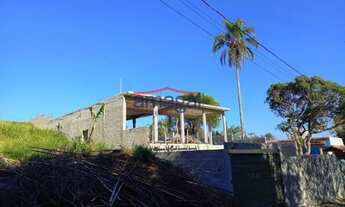 Imagem: Terreno com construção inacabada