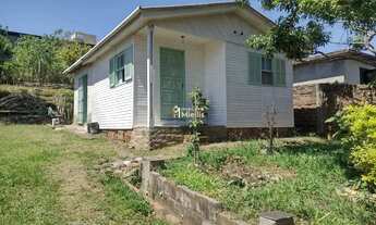 Imagem 2: Terreno com uma casa de madeira no Jardim Fiuza em Viamão REF