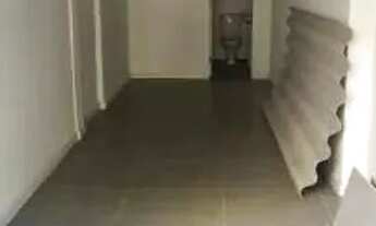 Imagem 2: Loja com aproximadamente 10 m², ideal para pequenos negócios, atendimento ao público ou es