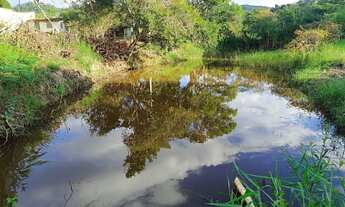 Imagem 3: Terreno com casinha simples