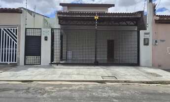 Imagem: Excelente casa 3/4 sendo 3 suítes em rua