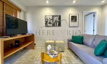 Imagem 2: Apartamento com varanda e vista lateral da Praia de Ipanema