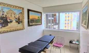 Imagem 6: Sala dividida em 6 consultórios, piso de porcelanato