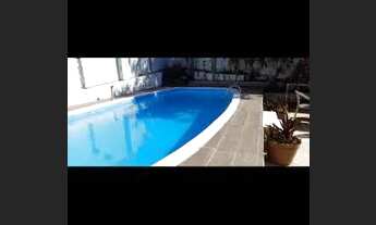 Imagem 2: Casa para venda tem 220 metros com 4 quartos e piscina e sauna