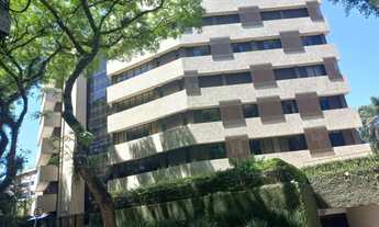 Imagem 3: Amplo Apartamento no Cabral - Um por Andar - R$3.500.000,00