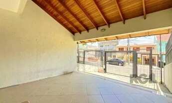 Imagem 2: Casa em Porto Alegre, no bairro Tristeza, com 3 dormitório(s), e 3 banheiros, à