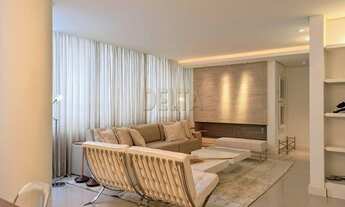 Imagem 2: Apartamento mobiliado e decorado, 2 dormitórios, sendo suítes,3 vagas de garagem e ótima i