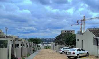 Imagem 2: CASA EM CONDOMÍNIO FECHADO NO ALTO DO CANADÁ<br&gt