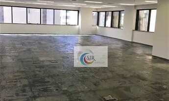Imagem 4: Sala comercial de 240 m² com 8 vagas de garagem, 3 banheiros, 1 copa, piso elevado e ar co