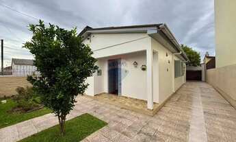 Imagem 2: Casa ampla com suíte, energia solar e pátio calçado