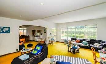 Imagem: Vista para o parque em rua com cancela na