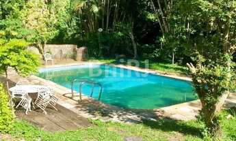 Imagem 2: VISTA LINDA!! CERCADA DE VERDE!