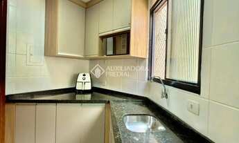 Imagem 3: Apartamento semimobiliado com 3 quartos e sacada