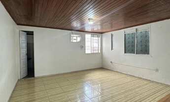 Imagem 5: ALUGO casa no Parque 10 - rua com guarita