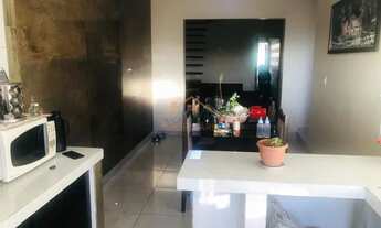 Imagem 6: Casa 2 quartos, sendo 1 com suíte e closet, e o outro com sacada, sala, cozinha com planej