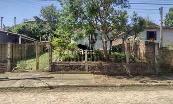 Imagem: Terreno com uma casa de madeira no Jardim