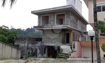 Imagem 3: Sobrado em condomínio em fase de construção, rua com cancela e guarita, subida Serra da Ca