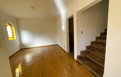 Imagem 2: Sobrado com suíte e varanda para locação no Centro