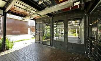 Imagem 2: Loja comercial com deck externo para locação em avenida principal Próximo ao ParkShopping