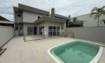 Imagem: Casa de alto padrão com piscina possui