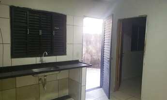 Imagem 2: Alugo casa de 02 quartos um vaga de garagem.mais informações