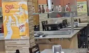 Imagem: Restaurante de esquina com estacionamento