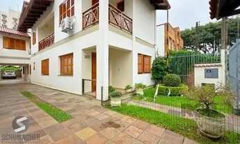 Imagem 2: Casa em Porto Alegre, no bairro Tristeza, com 3 dormitório(s), e 3 banheiros, à