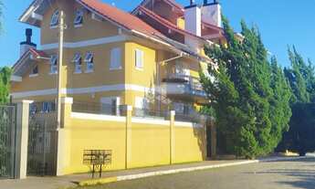 Imagem: Ampla residência com piscina