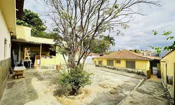 Imagem: Casa Colonial com 3 Quartos, Quintal e 3